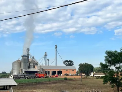 O incêndio começou na madrugada desta quinta-feira (1º)