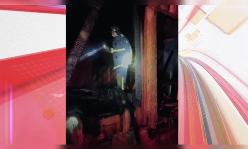 Bombeiros combatem fogo em casa abandonada em Bom Sucesso