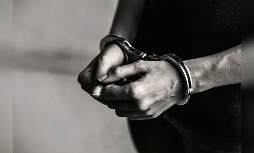 Homem é preso após tentar matar irmãos e agredir cães a pauladas