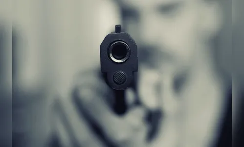 Pai e filha de seis anos são baleados na frente de casa; homem morreu