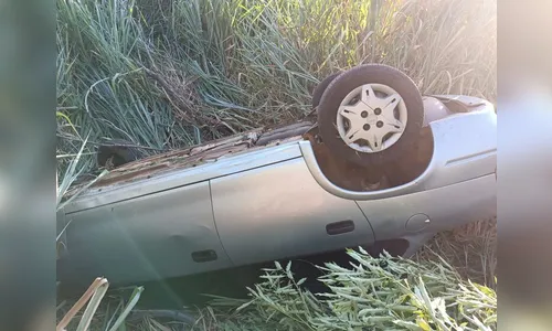 Idosa de 62 anos fica ferida após carro capotar na PR-445 em Londrina