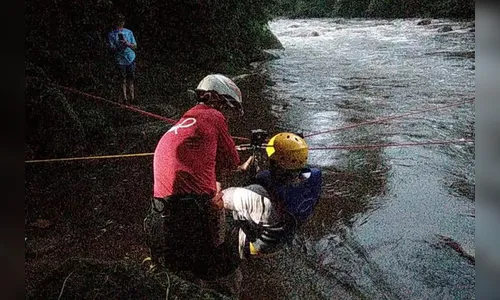 Bombeiros usam tirolesa para resgatar 16 pessoas de trilha no Litoral