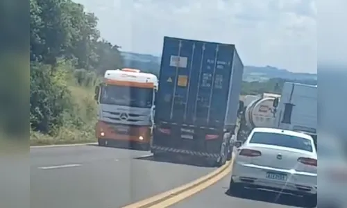 Vídeo mostra caminhão ultrapassando três veículos em curva no Paraná