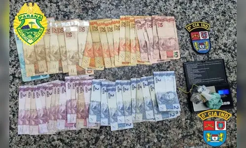 Suspeitos são flagrados com maconha no carro em meio a tapetes