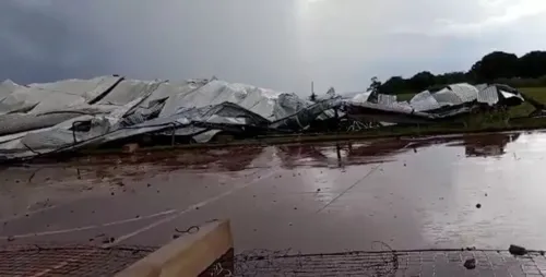 Telhado de quadra escolar foi totalmente arrancado pelo vento