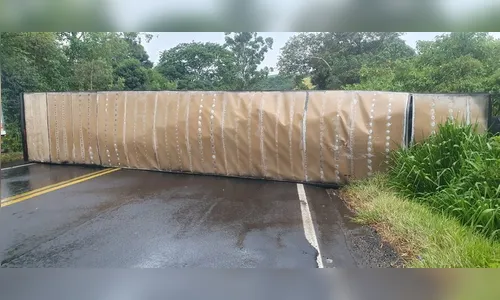 BR-376 é liberada em Mauá da Serra após tombamento de carreta