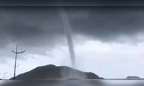 Trombas d'água se formam em praia de SC e assustam moradores; assista