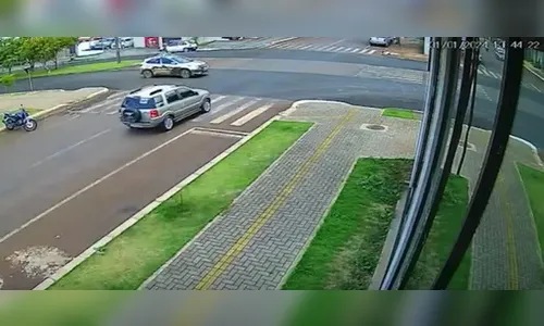 Carro do Google Street View tomba após colisão no PR; veja flagrante
