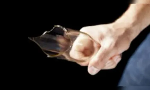 Homem usa caco de vidro para agredir duas pessoas em bar