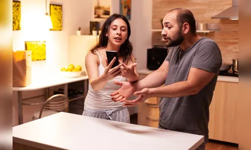 Mulher descobre que namorado tinha caso com o amante dela