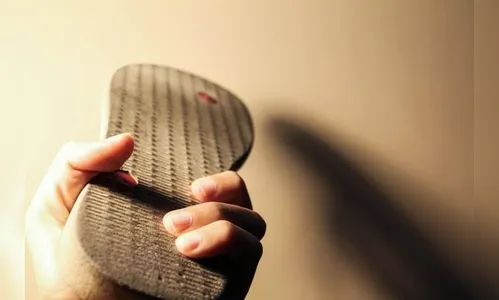 Menino de 9 anos comete furto, pai se revolta e bate na criança