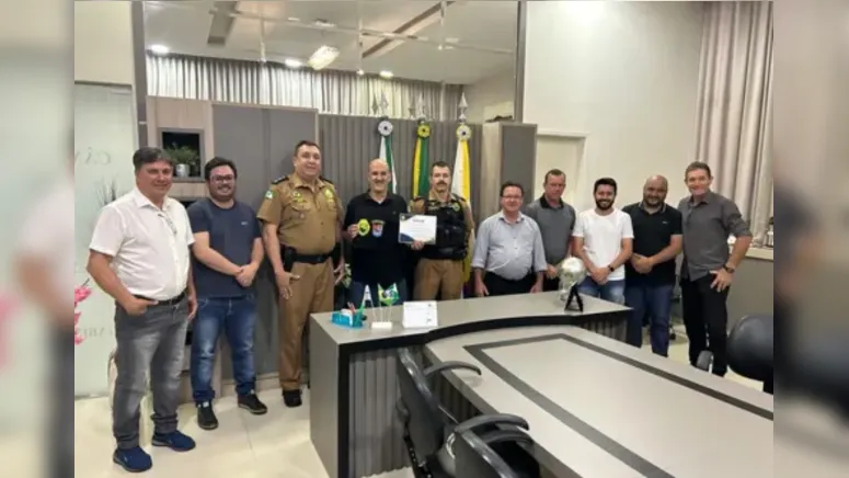 Policiais militares durante visita de cortesia em Apucarana