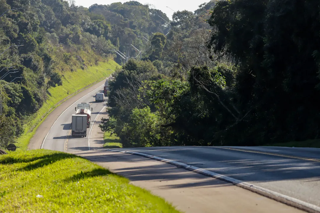 A multa por atraso de pagamento é de 0,33% ao dia mais juros de mora