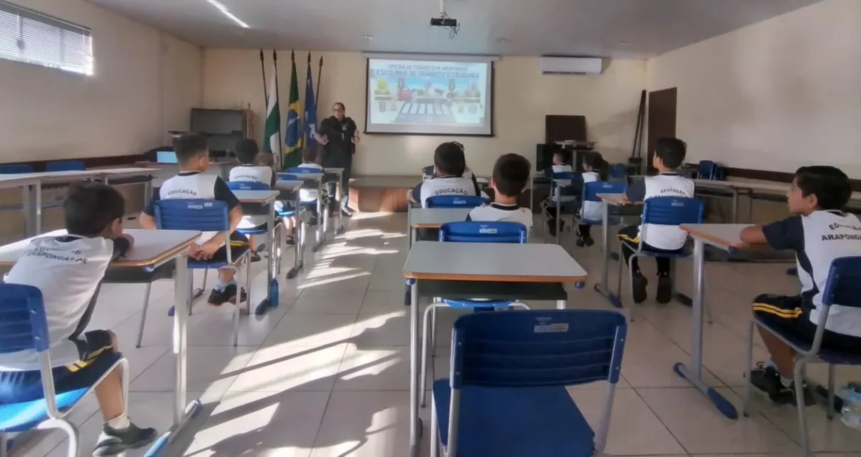 Alunos participam de atividades em sala de aula e na minicidade