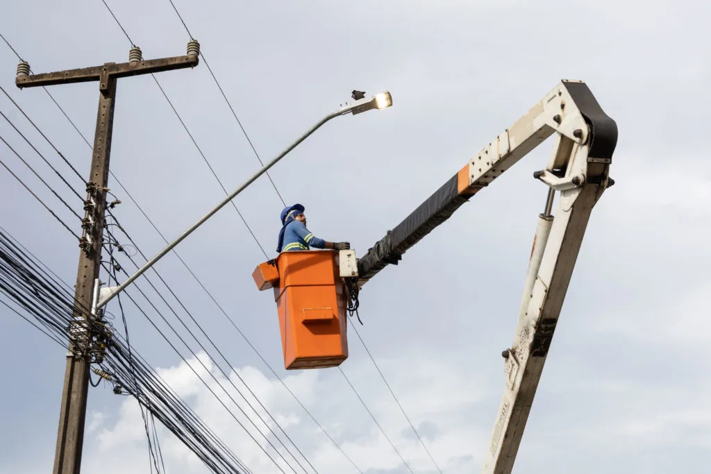 Apucarana instala luminárias LED na rua Denhei Kanashiro