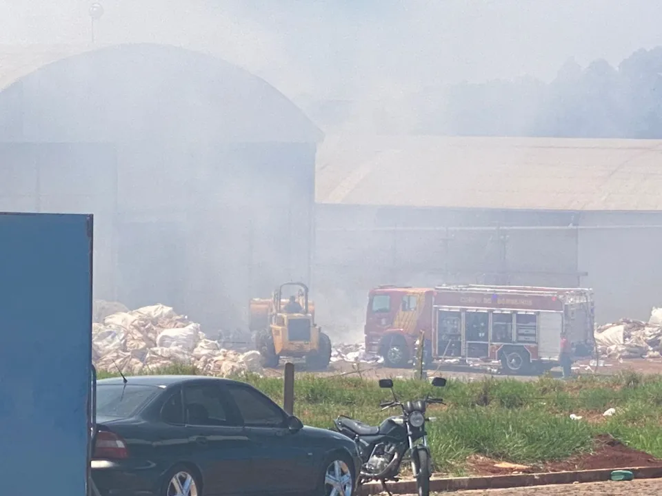 Bombeiros combatem incêndio em indústria de papel em Apucarana