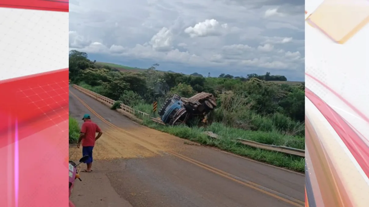 Caminhão capotou perto da ponte do Rio Bom