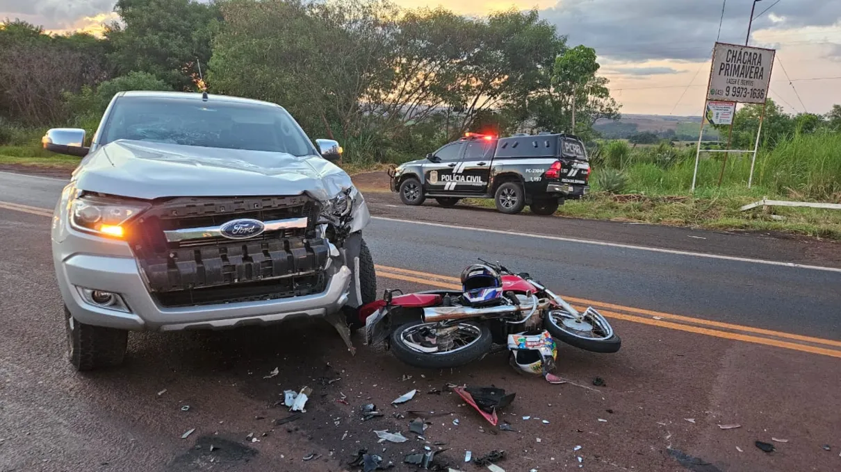 Caminhonete e motocicleta se envolveram em acidente