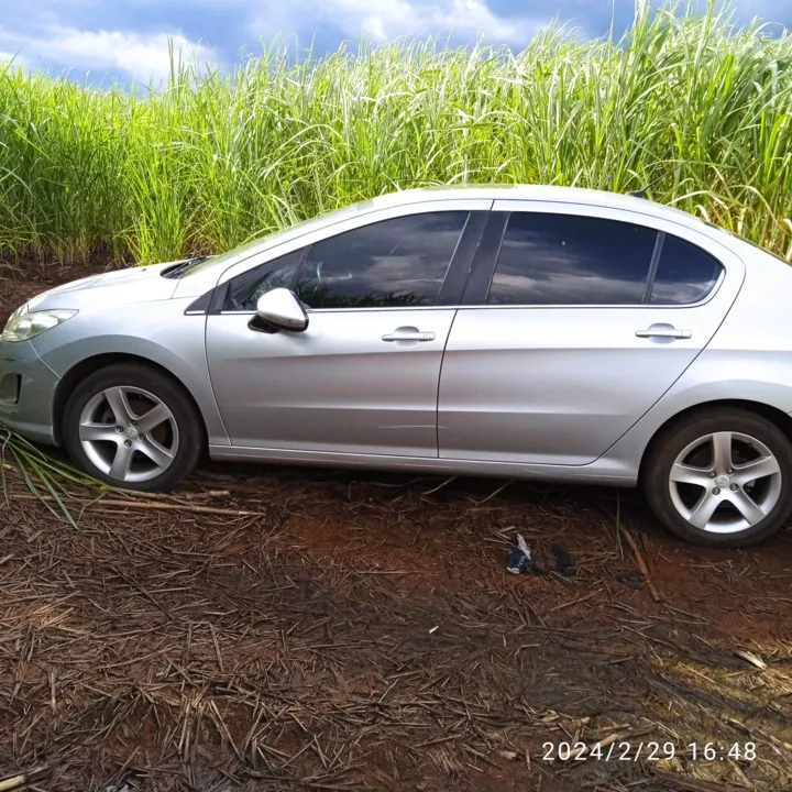 Carro foi localizado nesta tarde