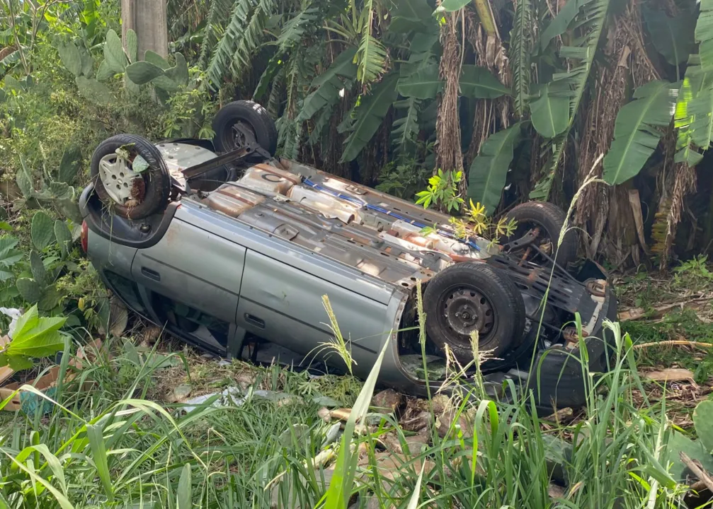 Corsa capotou por causa da soja na pista