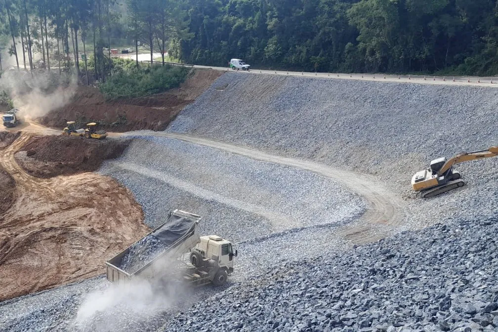 DER está recuperando rodovia de Rio Branco do Sul