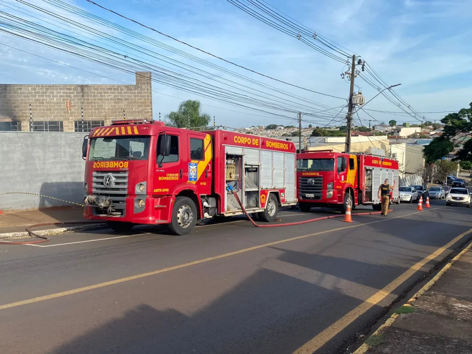 Equipes do Corpo de Bombeiros combatem o fogo.