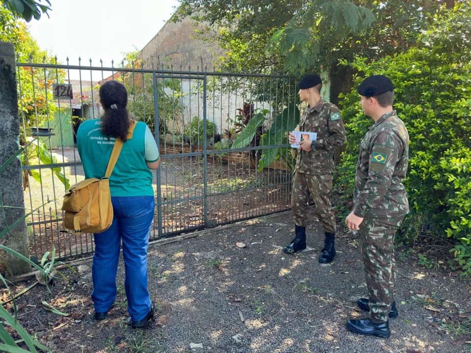 Exército auxilia agentes de combate à dengue