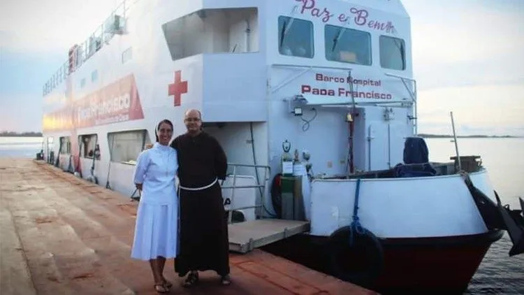 Freira relata como é a vida Barco Hospital Papa Francisco na Amazônia