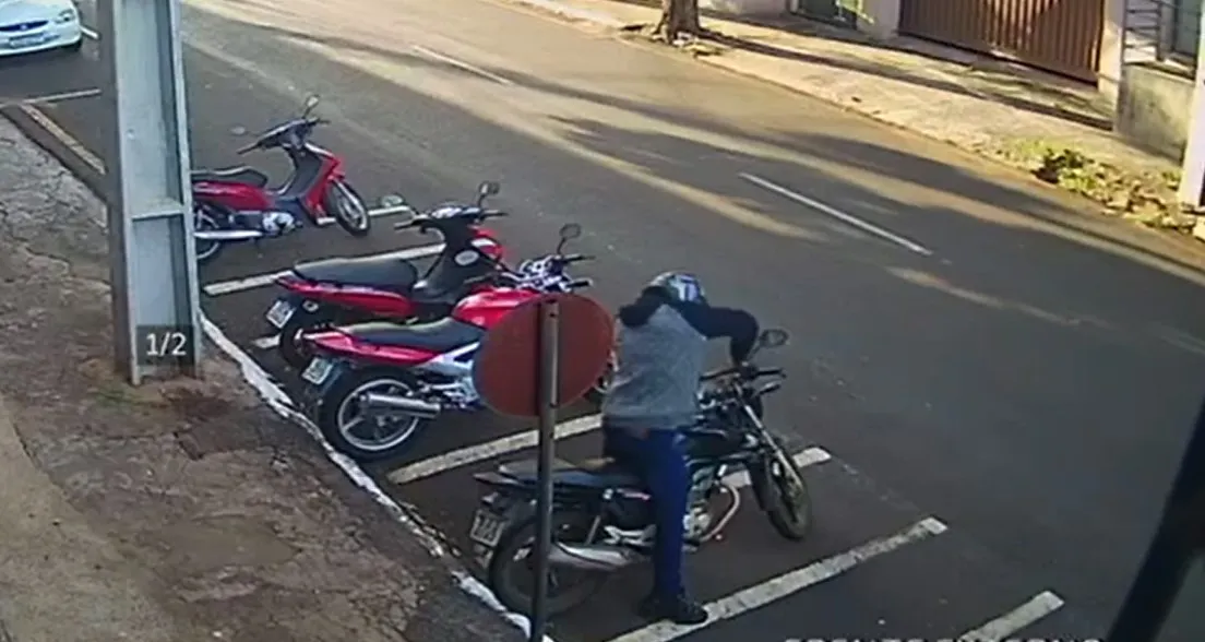 Honda Fan estava estacionada na Rua Doutor Munhoz da Rocha