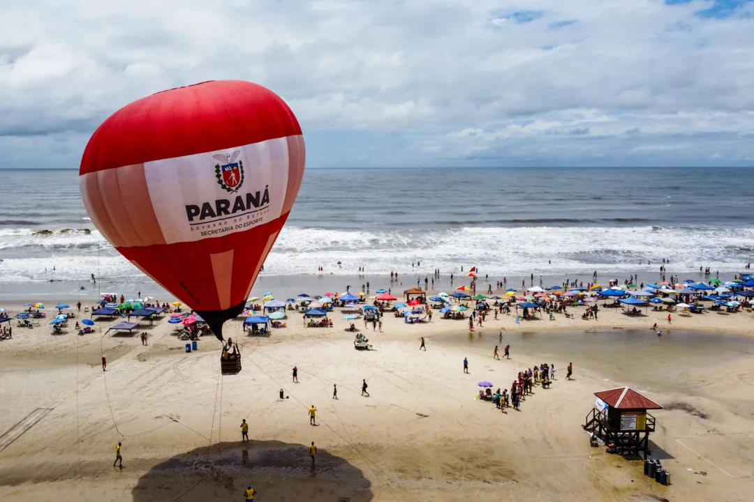 Janeiro de 2024 - Balão na estrutura da Arena Verão Maior Paraná em Caiobá