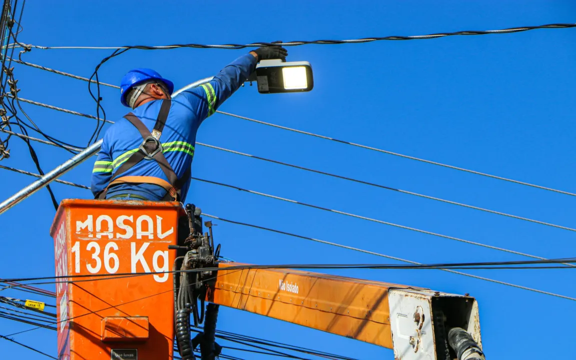 Luminárias foram instaladas na avenida