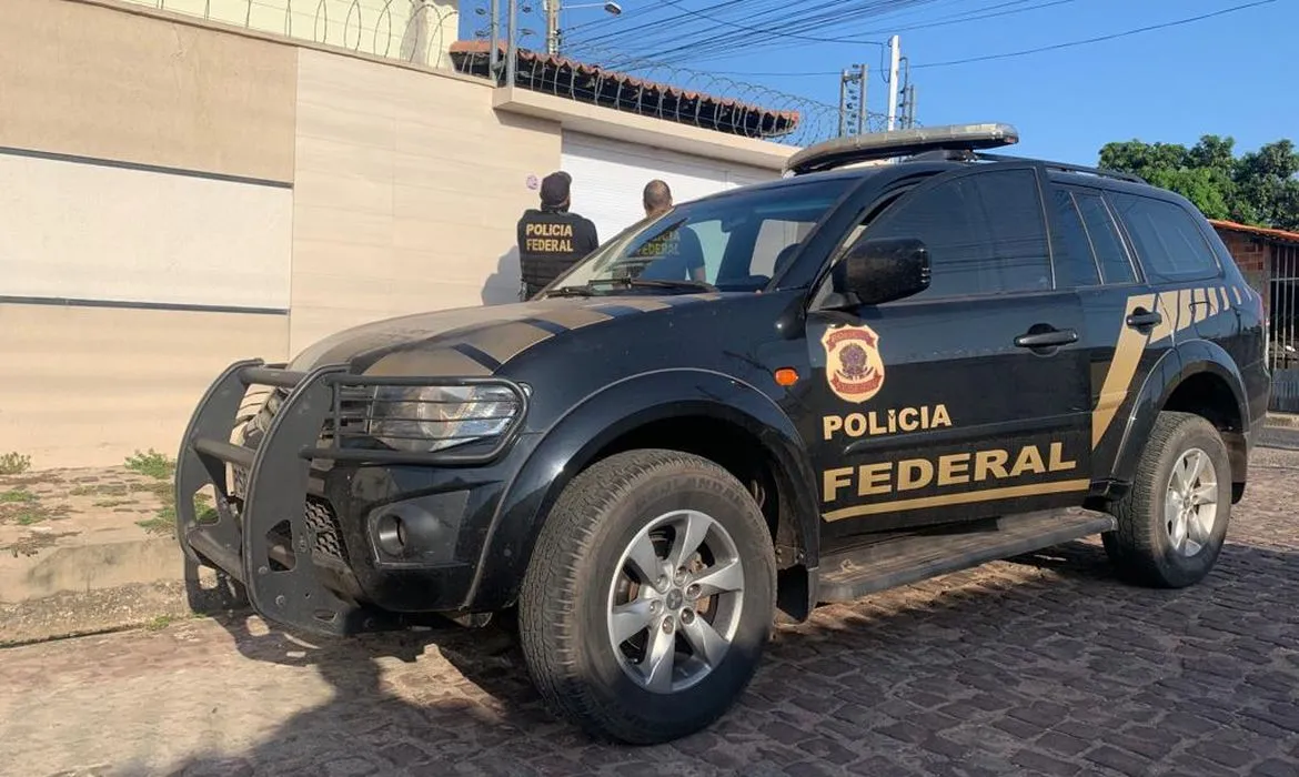 Mais de 50 policiais federais cumprem 12 mandados de busca e apreensão