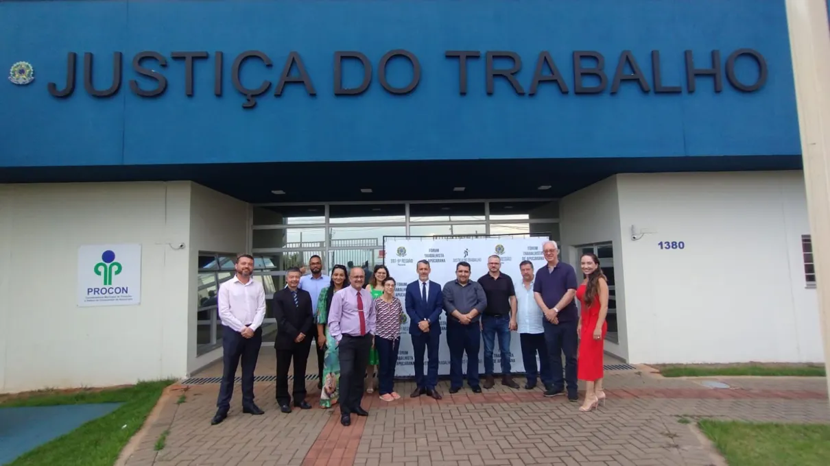 Mobilização em frente ao Fórum Trabalhista de Apucarana