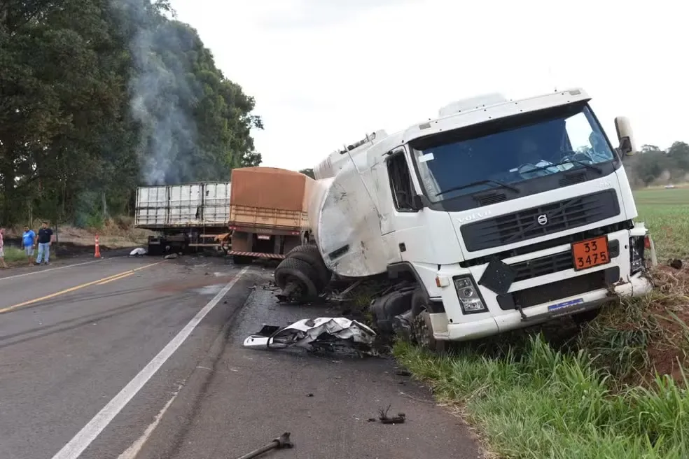 Motorista morre após batida frontal entre duas carretas na PR-323