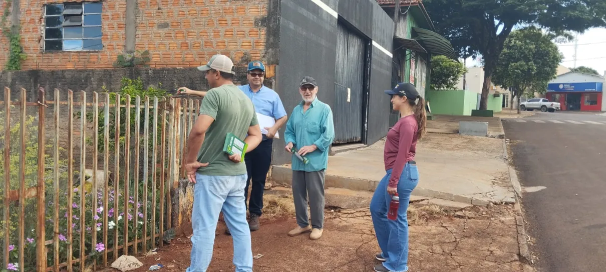 Mutirão vistoria casas e terrenos na cidade