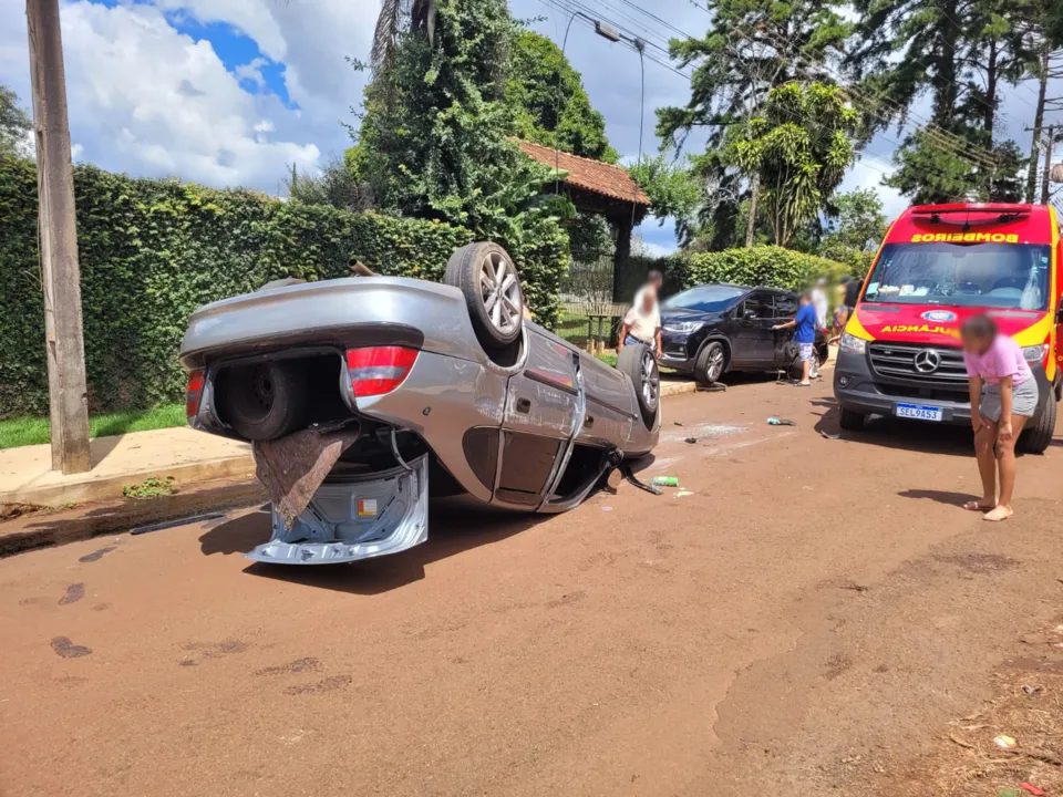 O Vectra parou com as rodas para cima