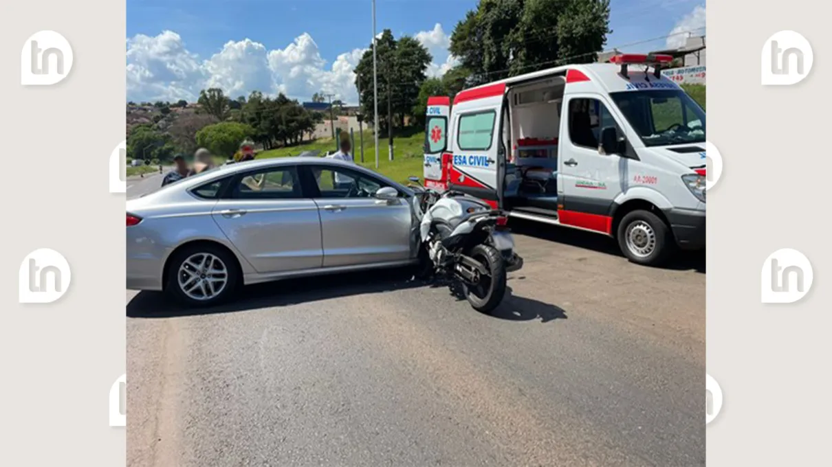 O acidente envolveu uma moto e um carro.