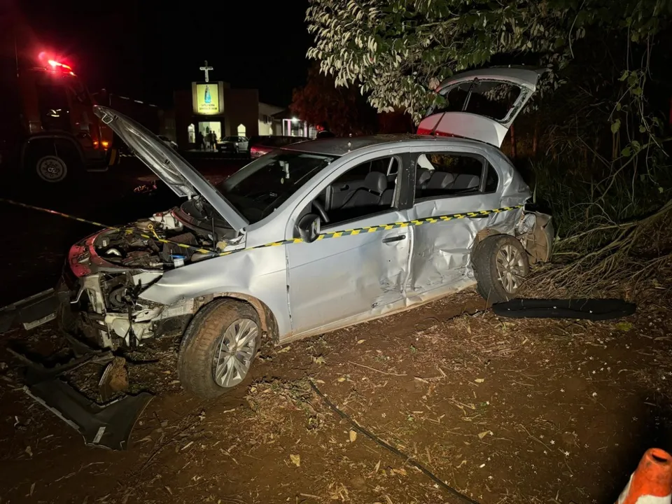 O carro em que eles estavam saiu da rodovia e capotou