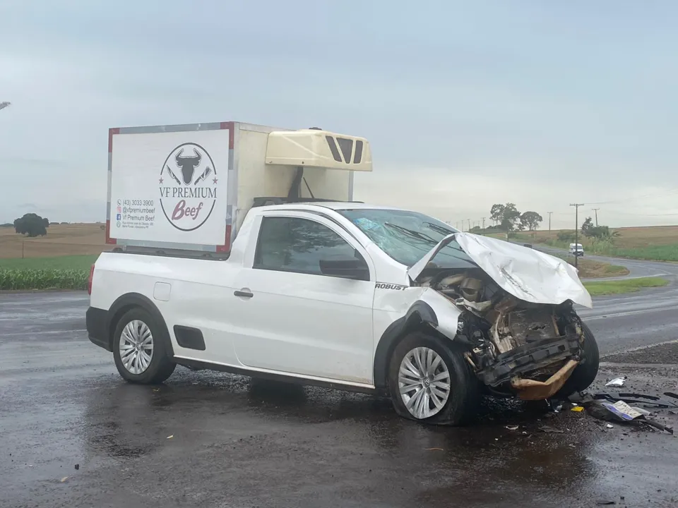 O carro ficou destruído após a colisão