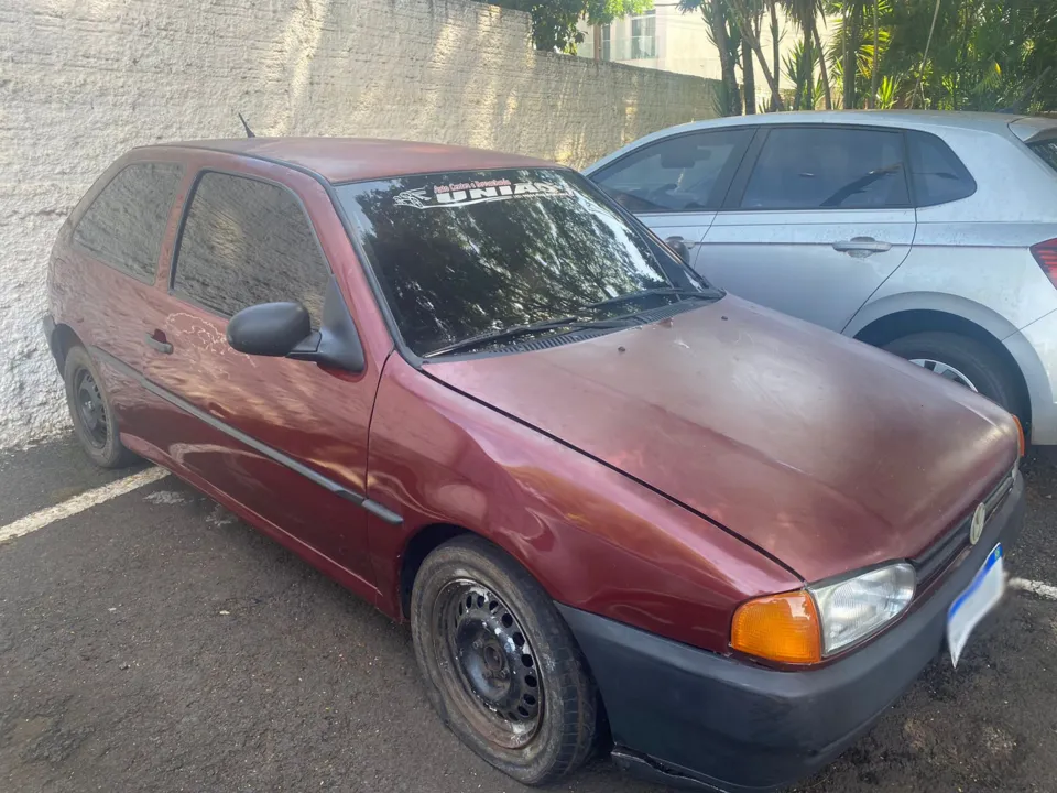 O carro foi localizado sem bateria e rádio