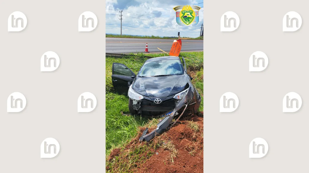O veículo Toyota Yaris ficou destruído por causa da batida