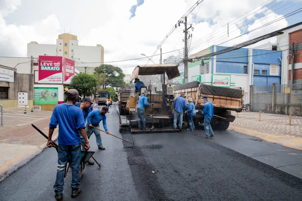 Obras são realizadas nas ruas do centro de Apucarana