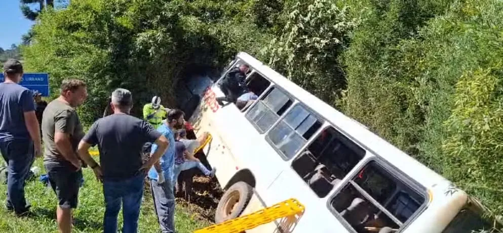 Ônibus tombou na BR-116