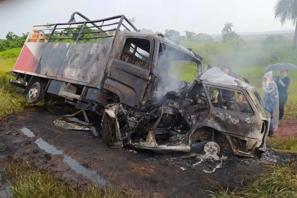 Os veículos pegaram fogo após a colisão