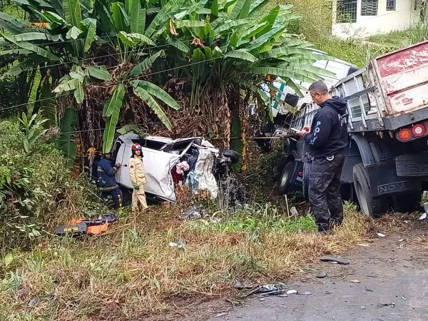 Polo ficou completamente destruído após colisão