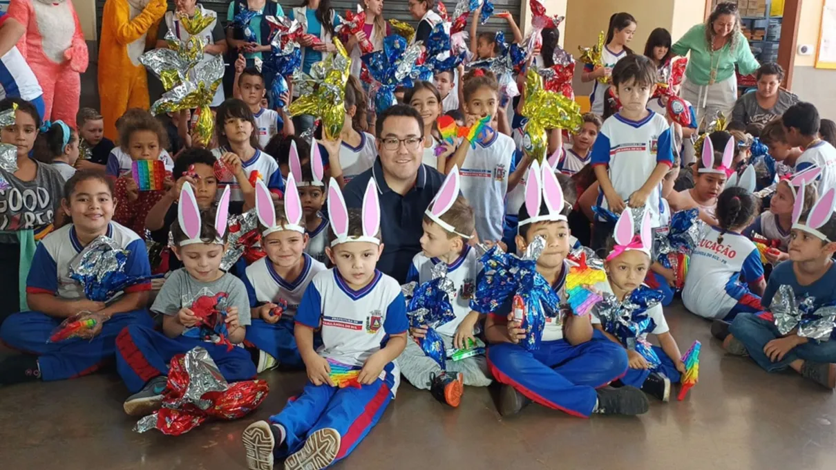 Prefeito Aquiles Takeda na entrega dos ovos de Páscoa