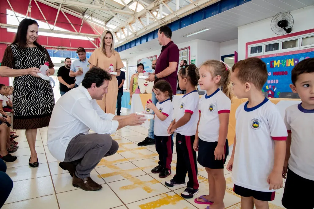 Prefeito entregou kits na Escola Senador Marcos de Barros Freire