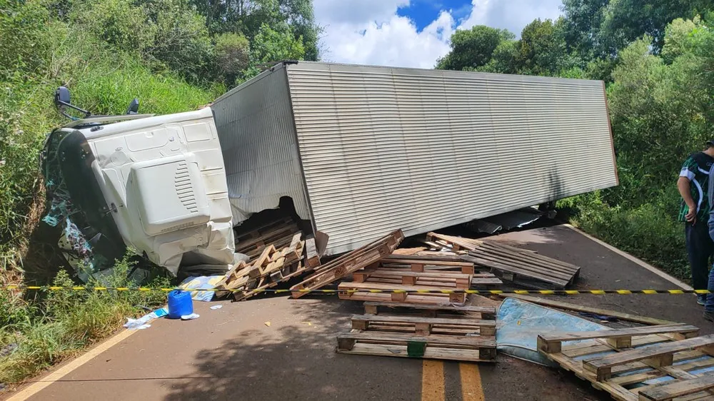 Rodovia ficou bloqueada por conta do acidente