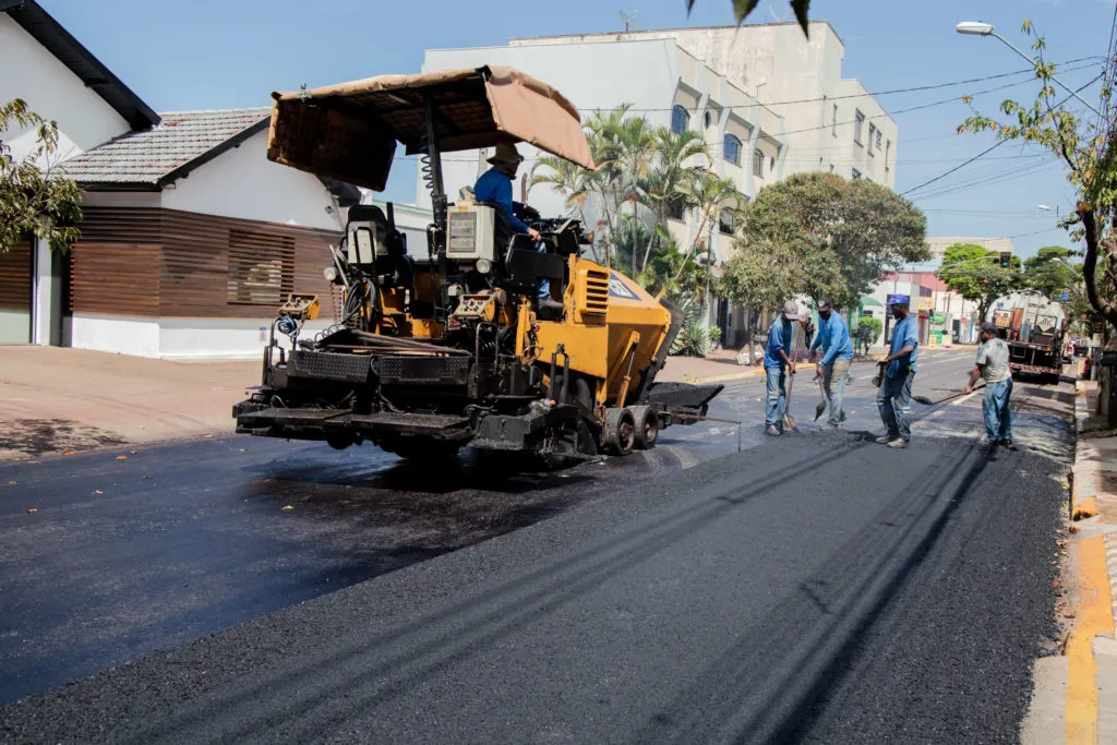 Rua recebe recape asfáltico