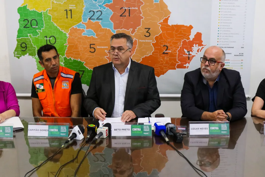 Secretário de Saúde, Beto Preto, durante coletiva